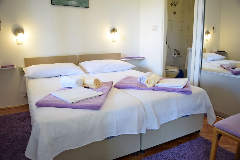 Jele Rooms