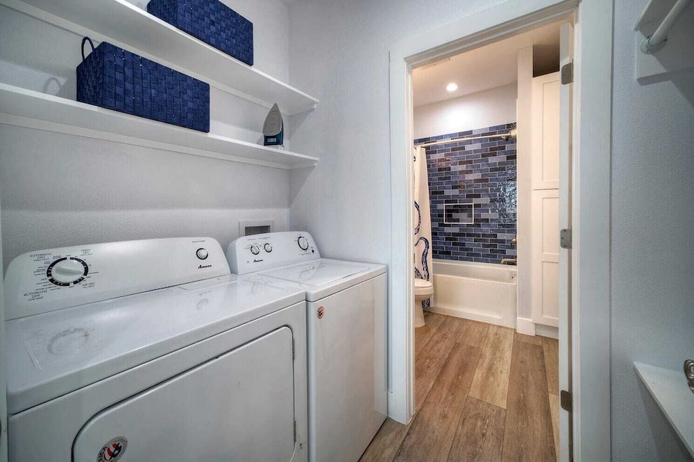 Sleeps 22! 2 Homes Priv Pool, Putting Green, Bar, Deck, Prime Port A Location