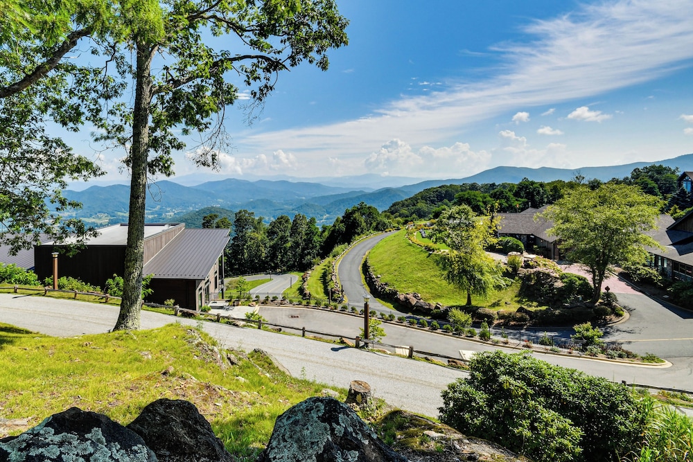 Condo w/ Private Balcony 6 Mi to Pisgah NF!