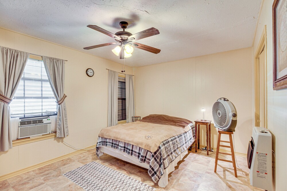 4 Mi to Mcgee Beach: Corpus Christi Home w/ Patio