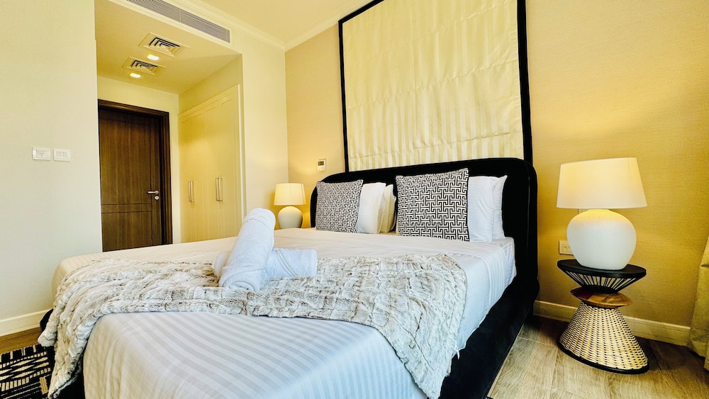 Venduras - Spacious 4BR Villa in La Mer