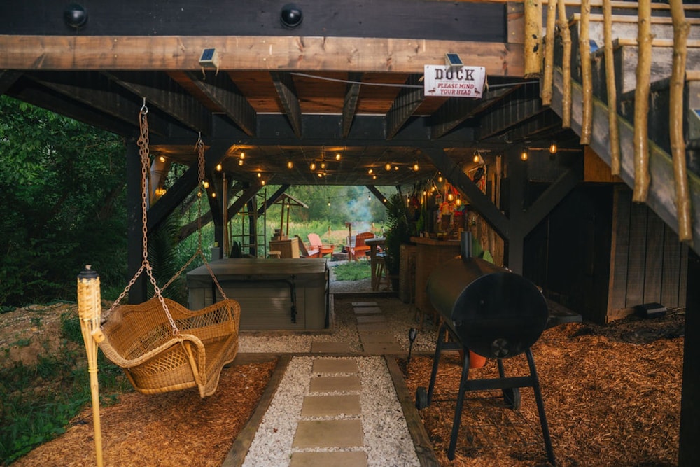 Treehouse Hot tub on 60 Acre Farm Near Downtown