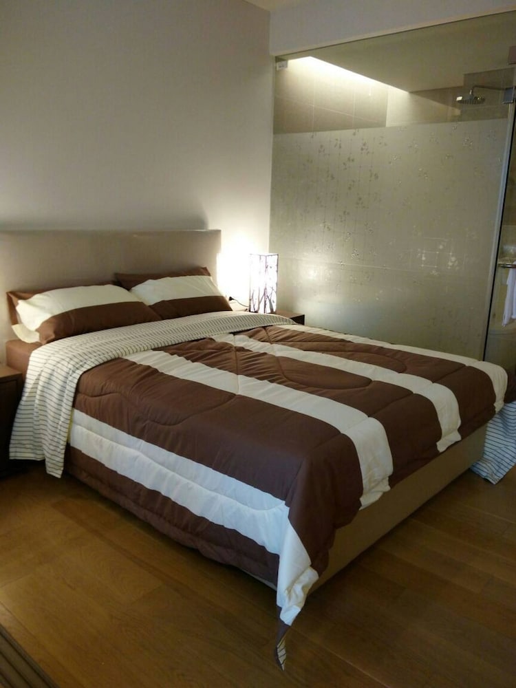 S39- 1 Bedroom Downtown Apt With Balcony and Pool