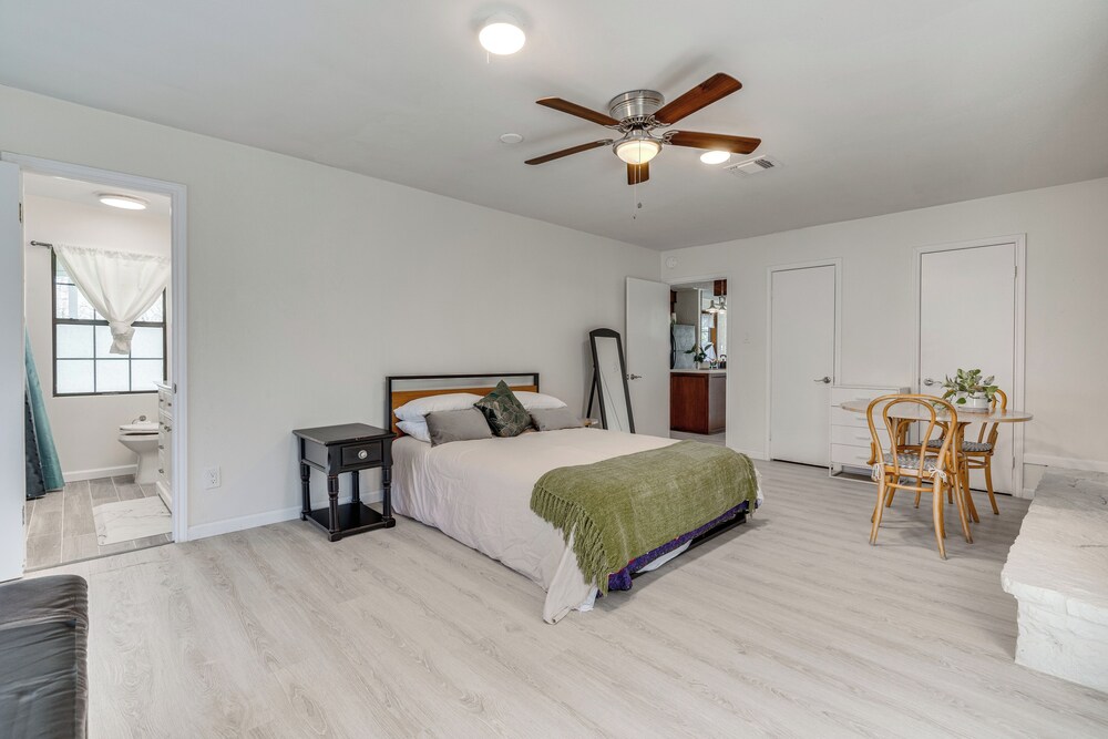 Charming Austin Home on 2 Acres: BBQ & Yard!