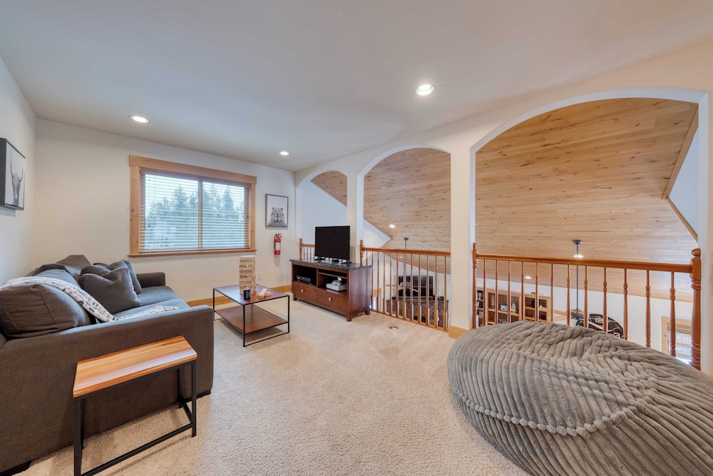 5 Mins to Ski Resort Ping Pong, Pool Table, Deck Donner Ridge by Avantstay