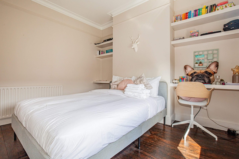 Charming 3BD Oasis 3 Min Walk From Beach Front!