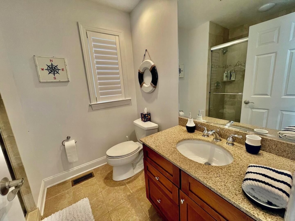 Blacstone Avenue 38285