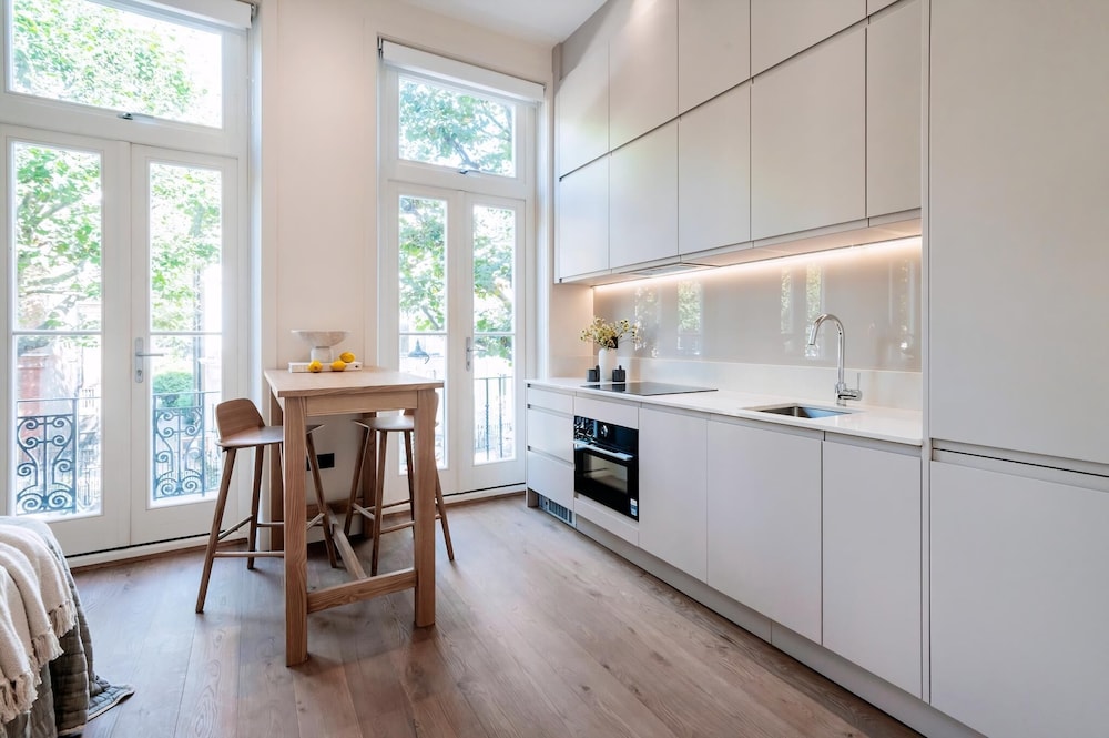 Stunning Studio Apartment, Moments From Earls Court Station