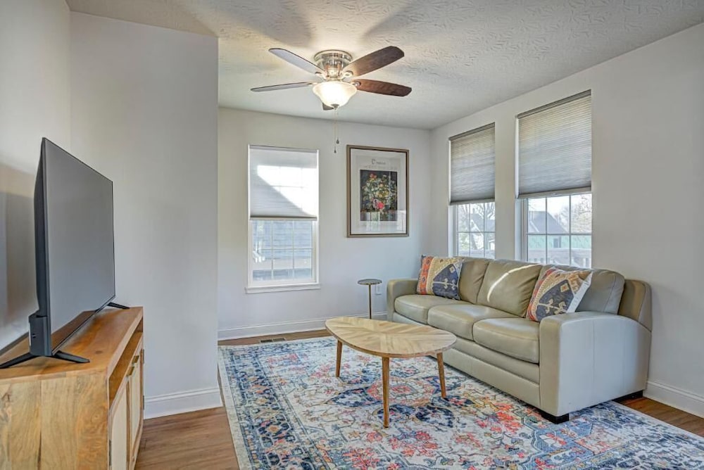 Spacious Home for Groups with Hot Tub in Indy