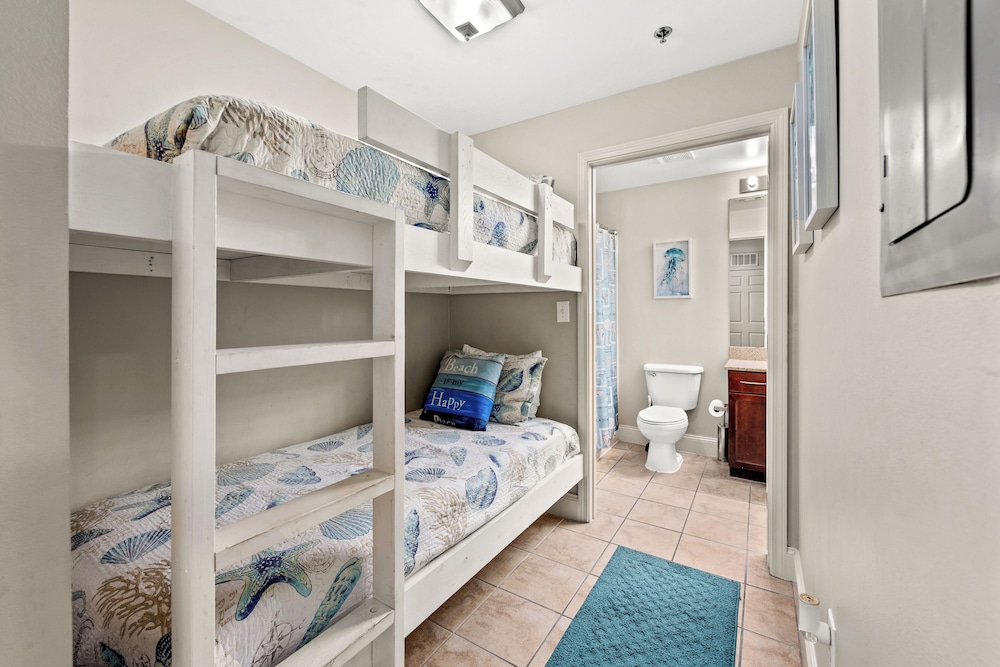 Laketown Wharf 1233 - Anchors Away view 5