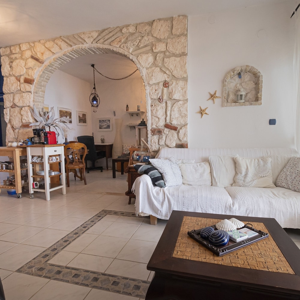 Poseidon Seafront Apartment by Rentalspro