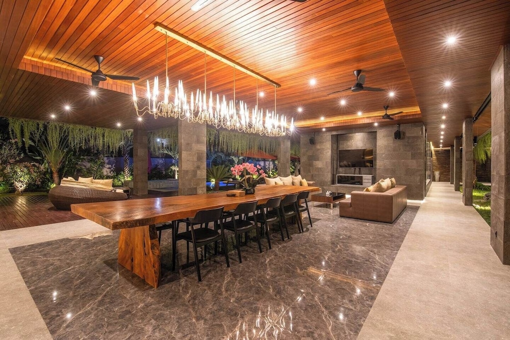 Exquisite 5BR Villa: Premier Luxury in Seminyak