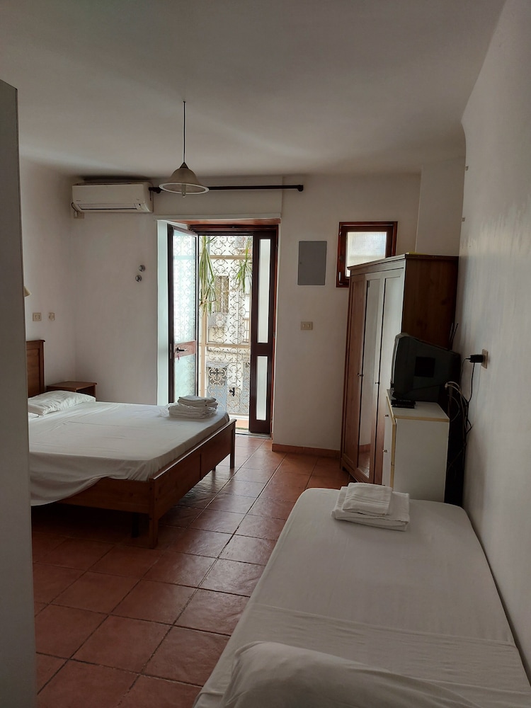Vatican Rooms Guest House