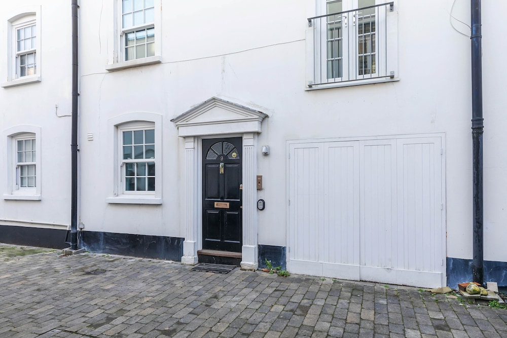 Pebble Mews House | By My Getaways | Parking for one small car