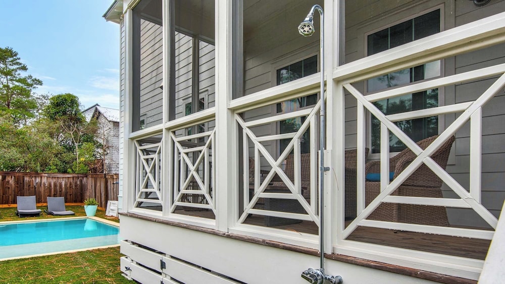 Best of Both Worlds: Pool, Golf Cart, Nearby Attractions & Steps to Beach!