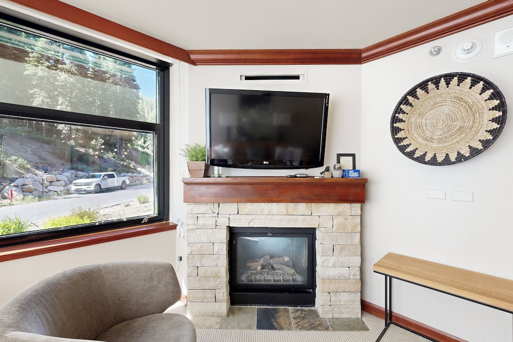 2BR Resort Condo Ski-in/ski-out, Pool, Hot Tub