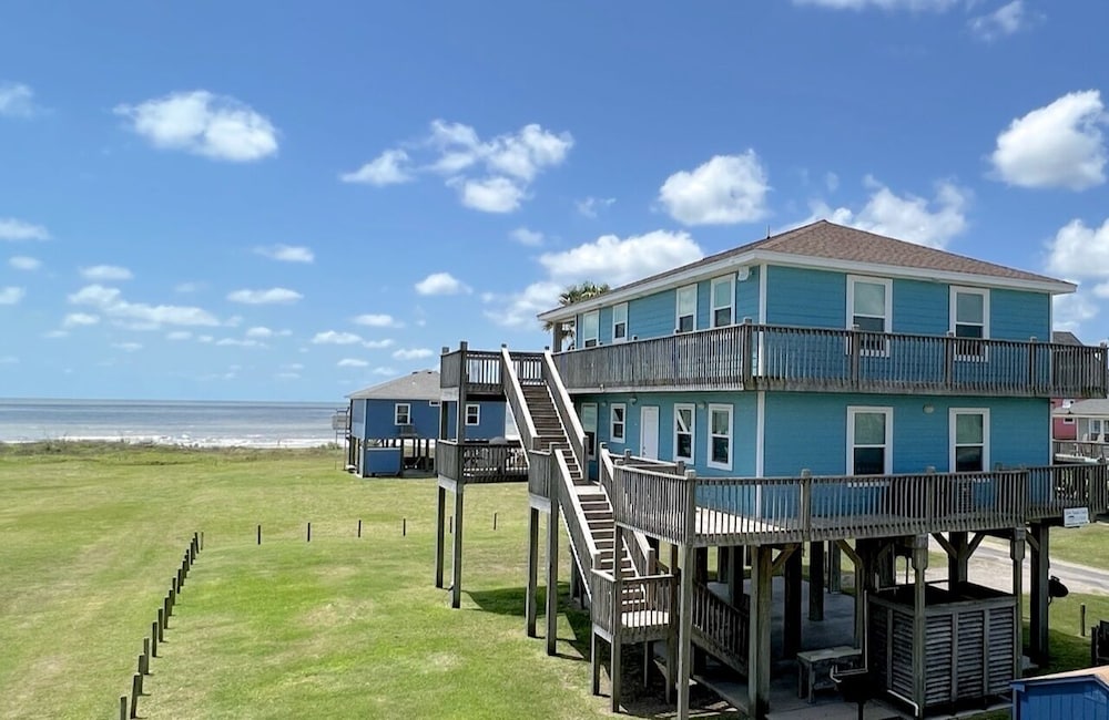 Abby Sands Castle 2 Bedroom Home by RedAwning
