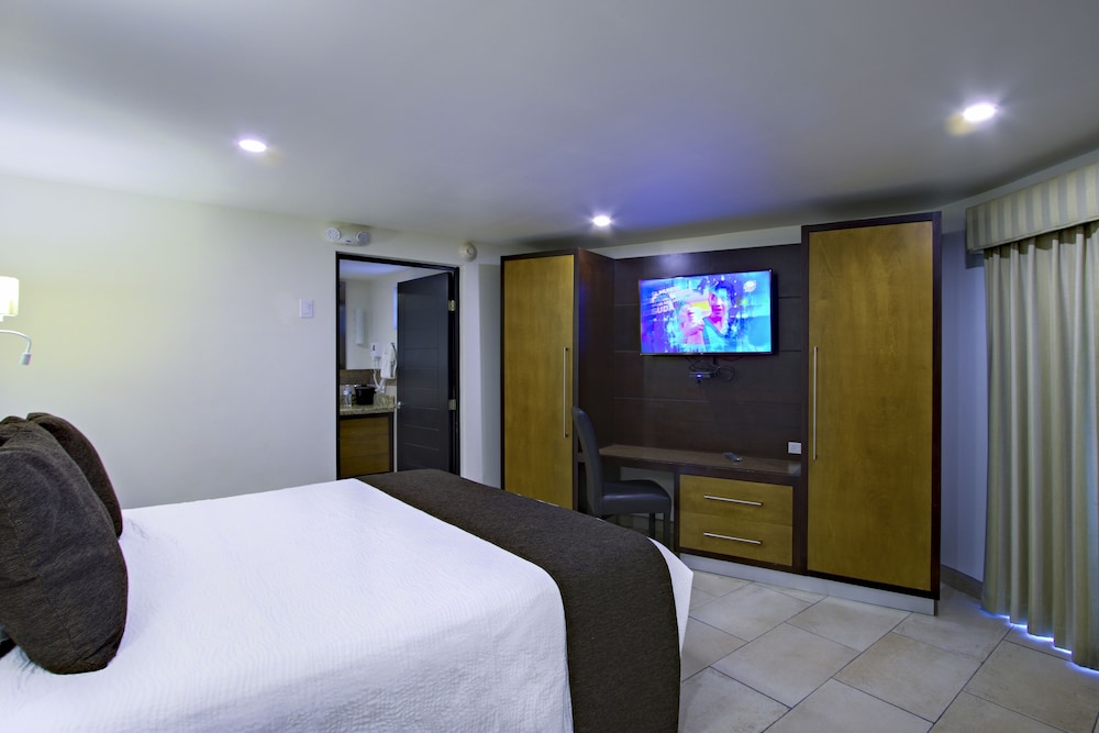 Ensenada Vacations - Hotel La Pinta - Property Image 2