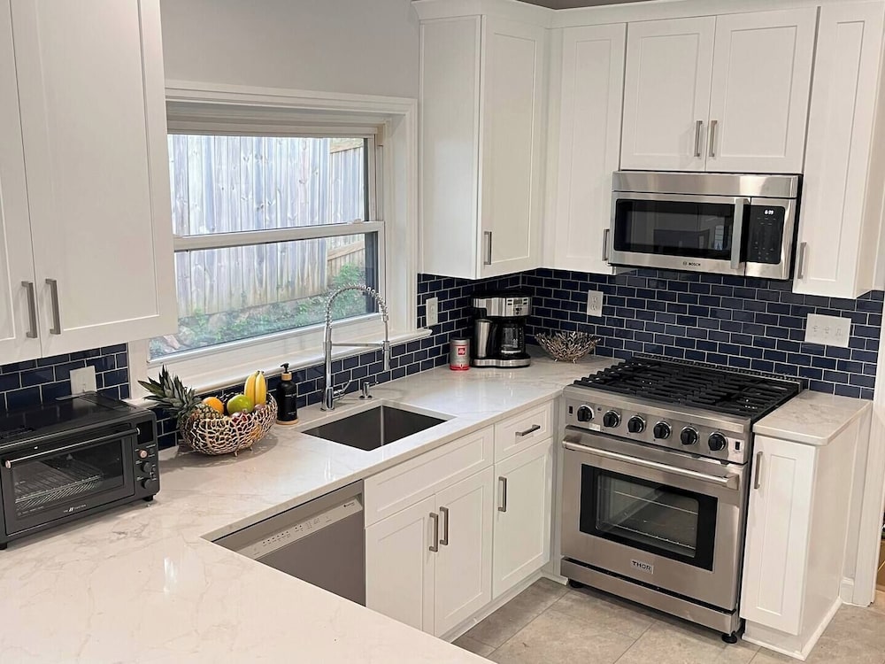 Stylish Comfort Modern Chef Kitchen 4 BR 2 Baths