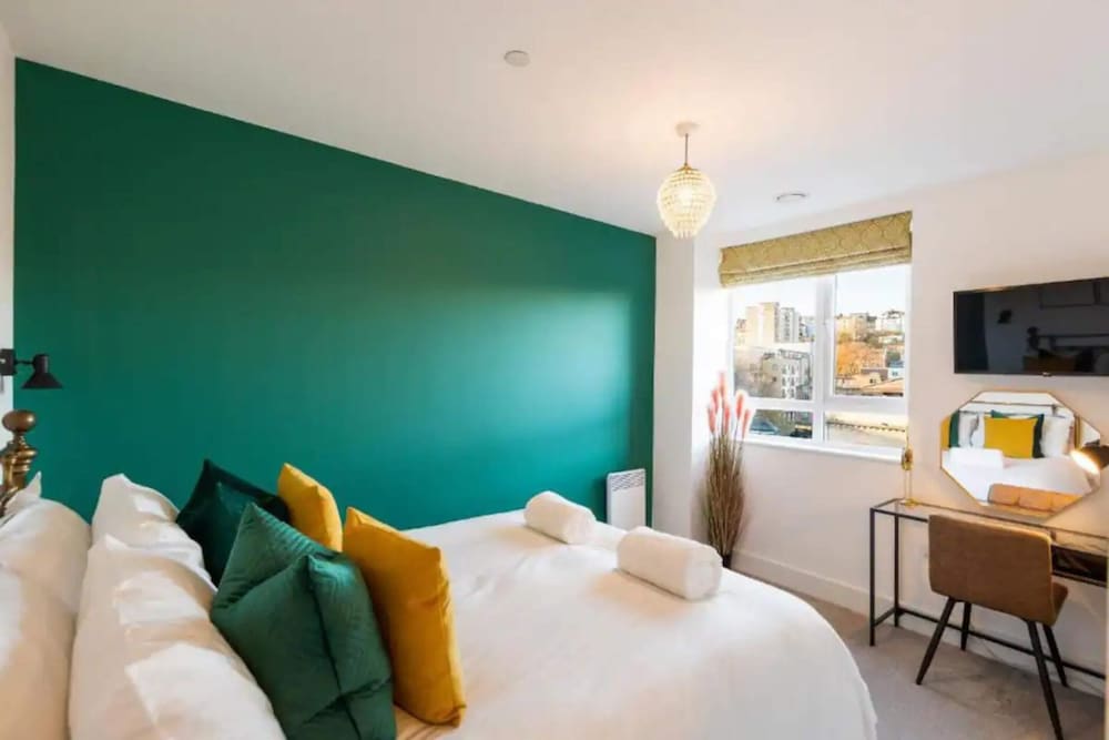 Chic & Stylish 2BD Flat in Picturesque Bristol