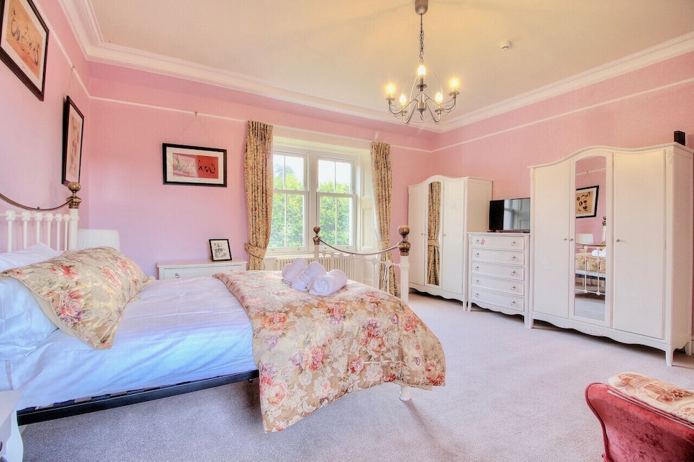 Duneira in Rhu With 7 Bedrooms and 4 Bathrooms view 4