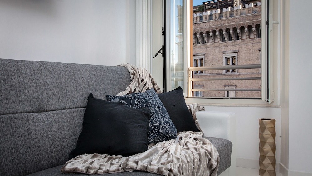 Rental In Rome Piazza Venezia View Luxury Apartment B