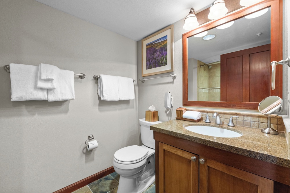 Condo w/ Fireplace & Community Perks