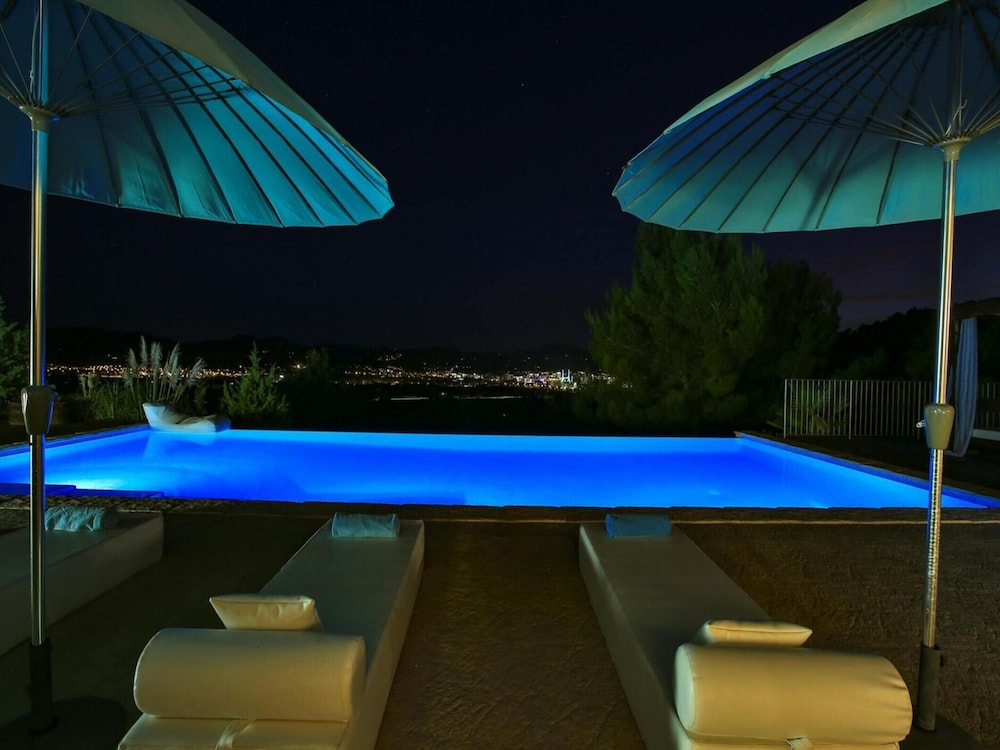 Cozy Holiday Home With Outdoor Cinema