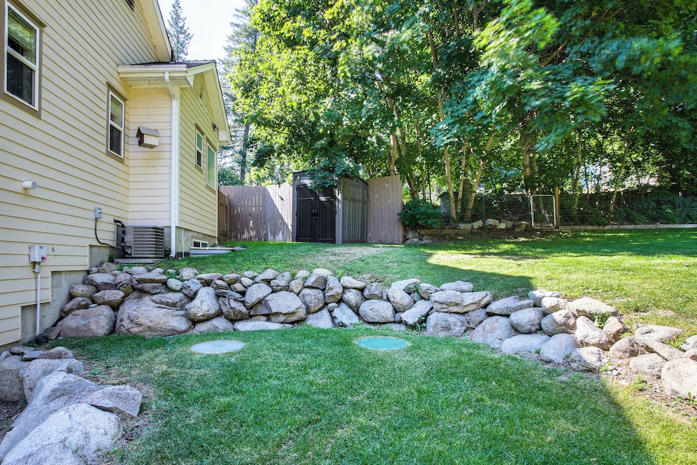 Rathdrum Home w/ Hot Tub: Steps to Beach Access! view 5