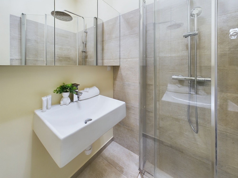 Bright Studio on Wilcza by Renters view 2