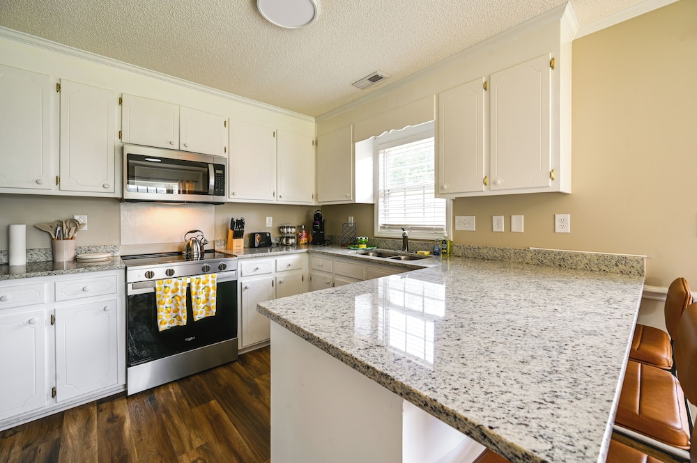 6 Mi to Med District: Greenville Home w/ Yard