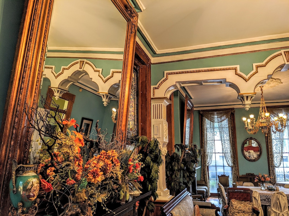 Parisian Courtyard Inn - Image 2