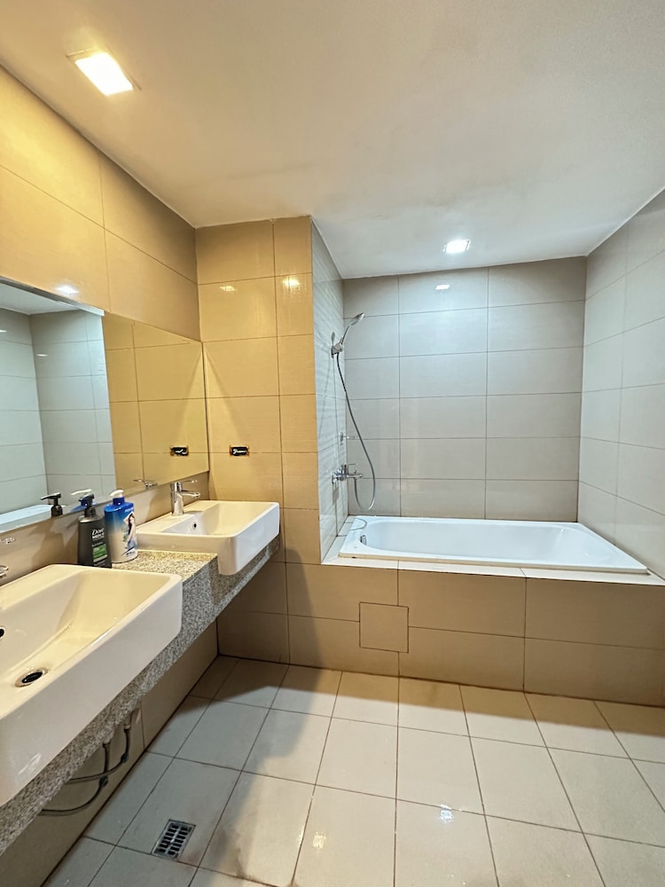Luxury Penthouse & High-Floor Hotel near City of Dreams, Airport, Okada, and Solaire Casino