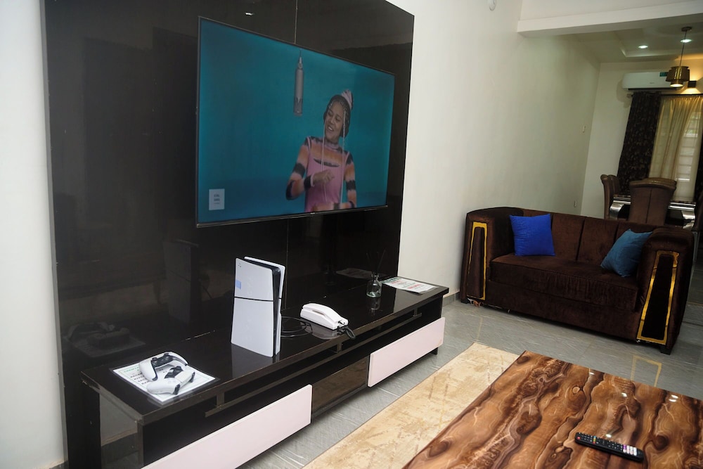 CREMYARK HOME APARTMENTS