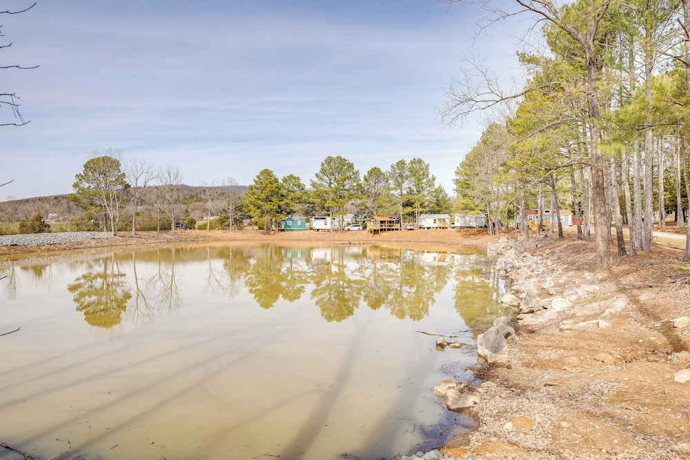 8 Mi to Cathedral Caverns: Tiny Home Hideaway