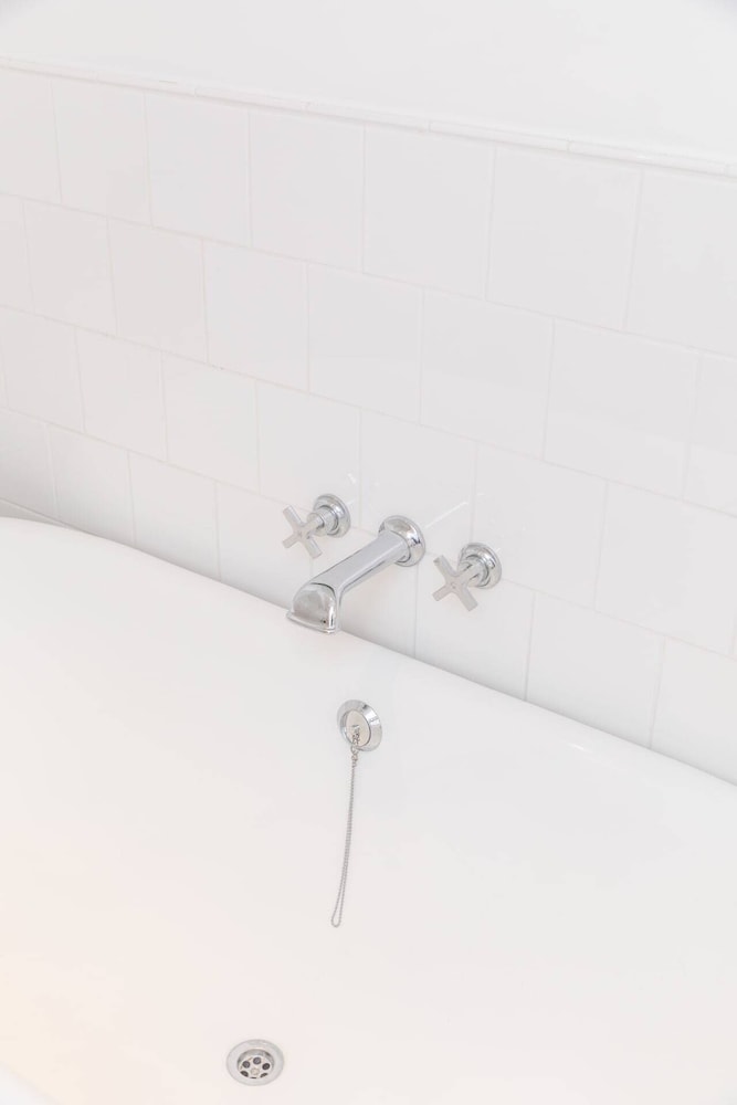 Sleek & Stylish 2BD Flat - Warren Street