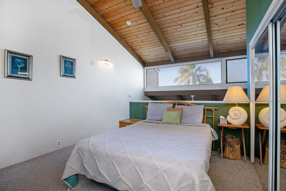 Kailua Bay Resort 4-305 2 Bedroom Condo