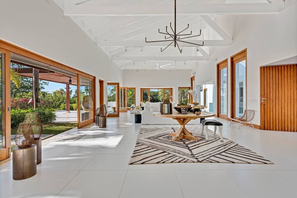 Modern Oasis Stunning Views of Golf Course River