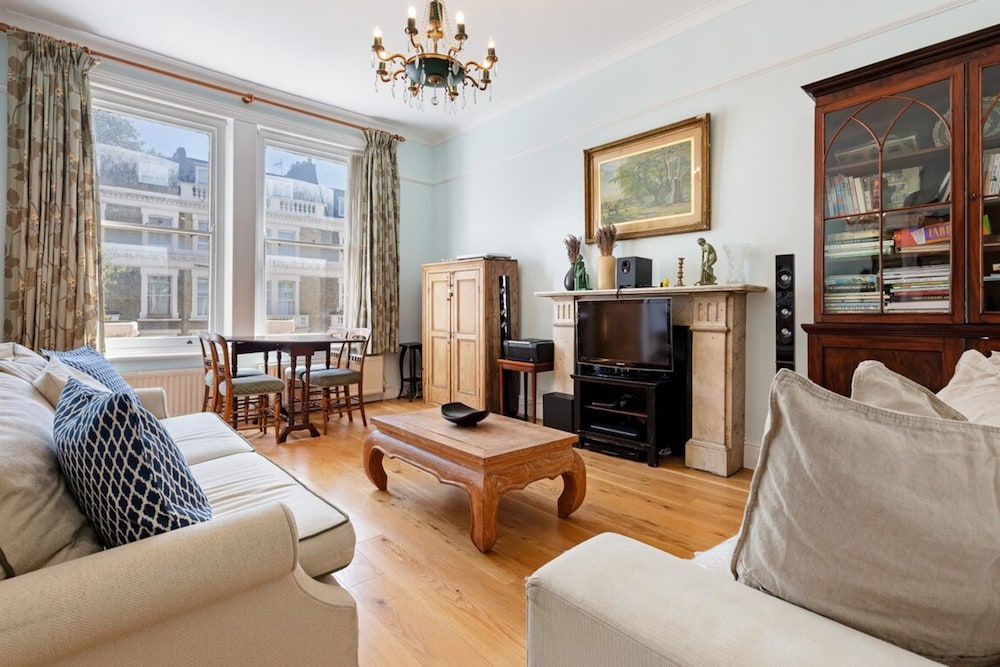 Gorgeous 1 Bedroom in Earl's Court With Vintage Furniture