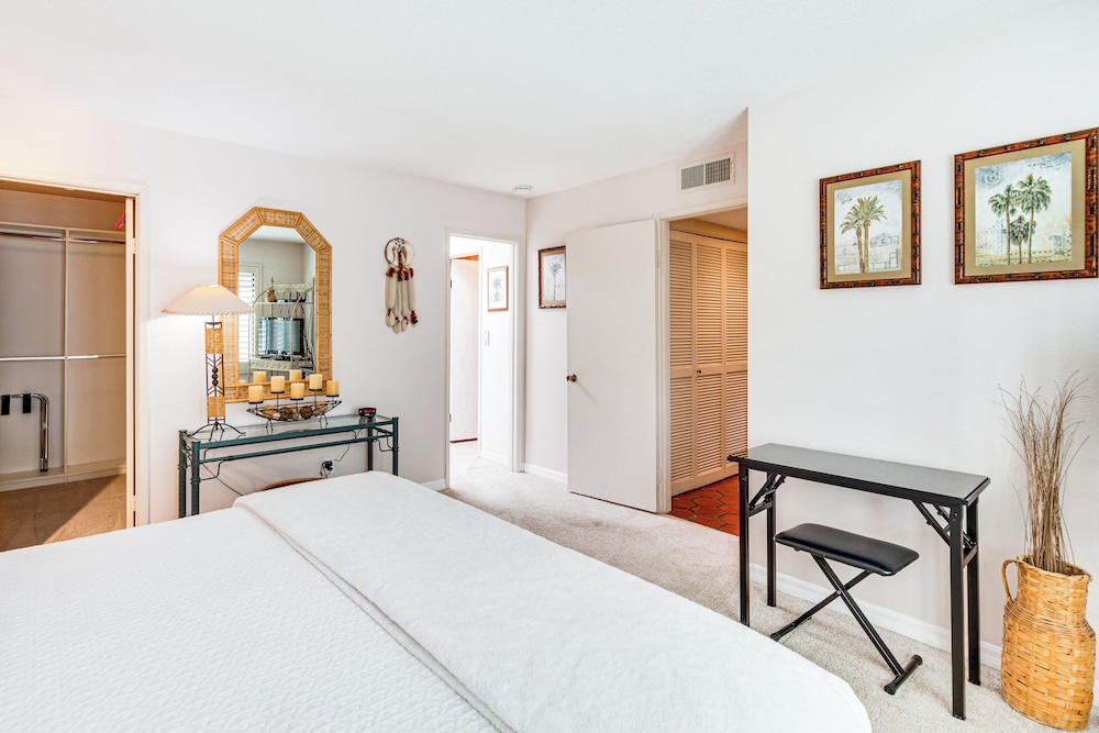 1 Mi to Shops on El Paseo: Condo w/ Pool Access!
