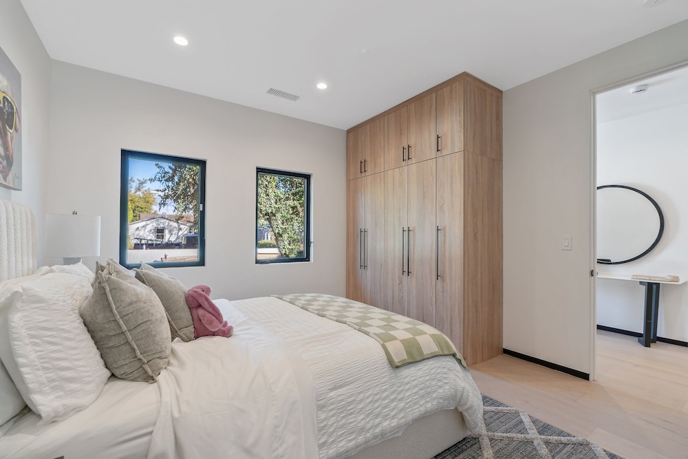 Noble Modern - Urban Sanctuary in Sherman Oaks With Poolside and Patio