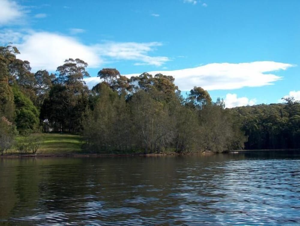 Lakeshore Lodge