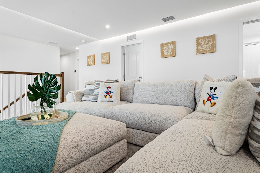 Light Welcoming Fun Resort Home Sleeps 20