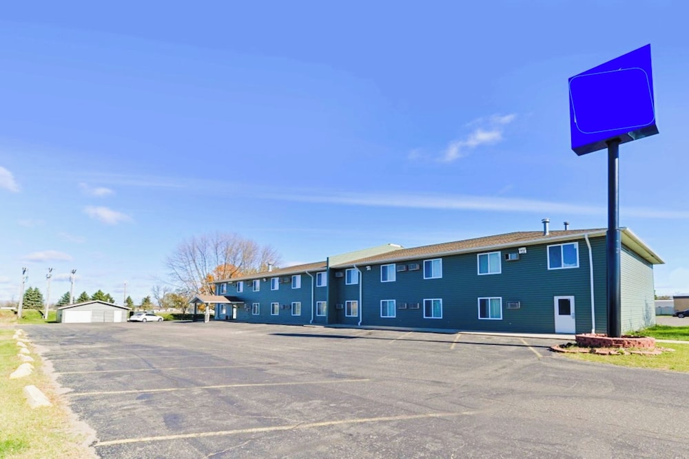 Love Hotels Staples by OYO at HWY 10 MN