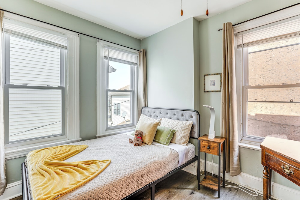 1 Mi to Philadelphia Zoo: Convenient Townhome!