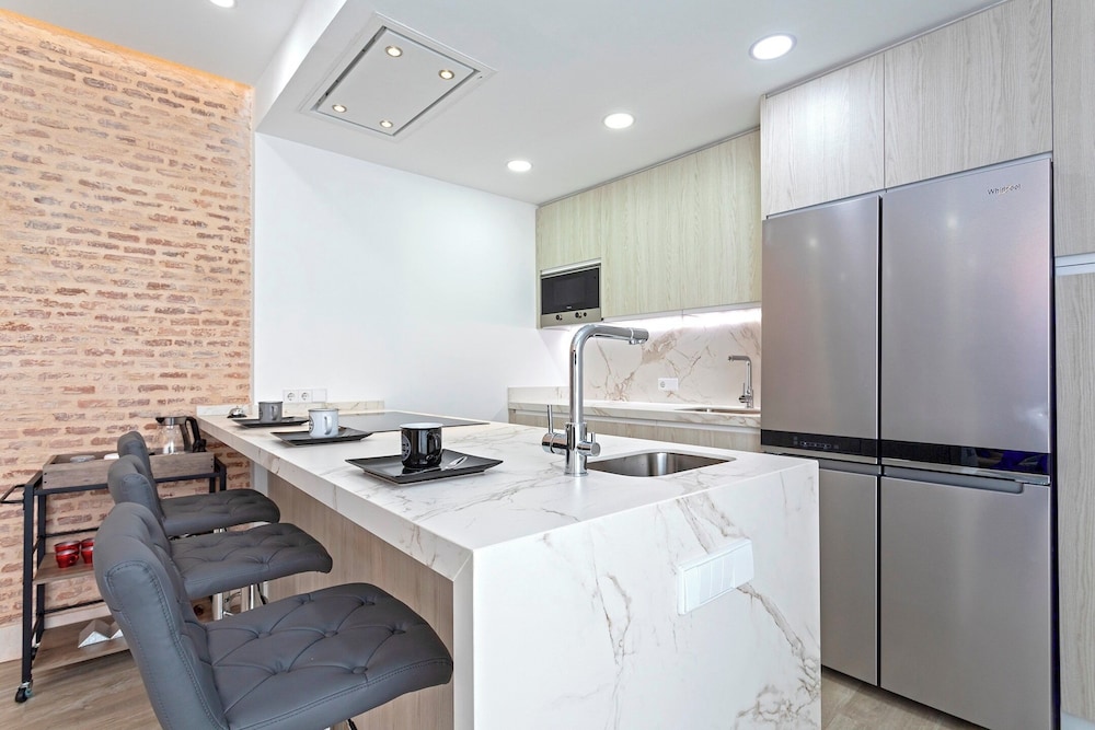 Marvelous 2-bedroom Apartment With Terrace in Triana. Castilla II