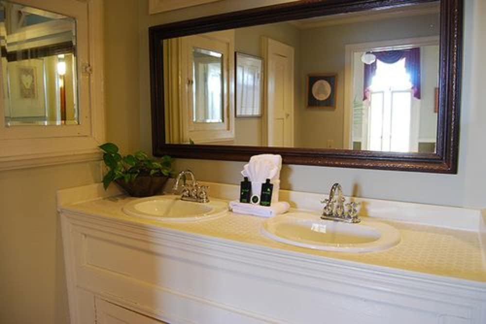 Columbus Vacations - Rothschild-Pound House Inn - Property Image 8