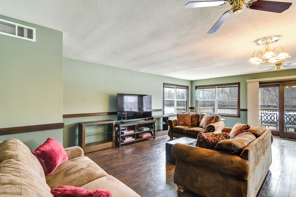 Riverfront Cabin Near Dtwn Pella w/ Game Room!