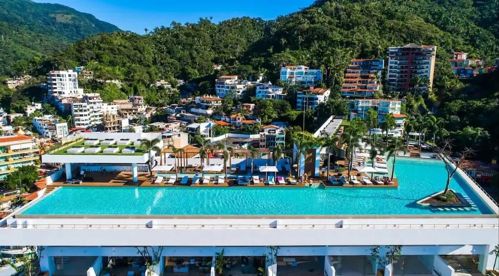 Soho PV Stunning Views Luxury Heated Rooftop Pool