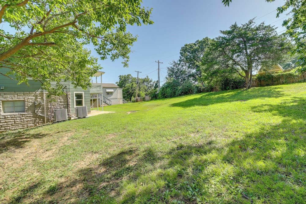 7 Mi to Dtwn Tulsa: Dog-friendly Home w/ Yard